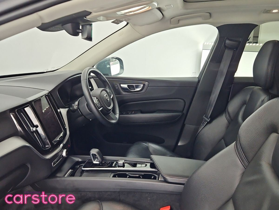 2022 Volvo XC60 - image 12