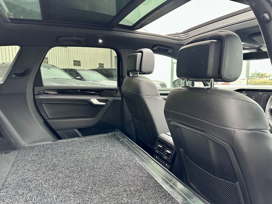 2025 Volkswagen Touareg - image 16