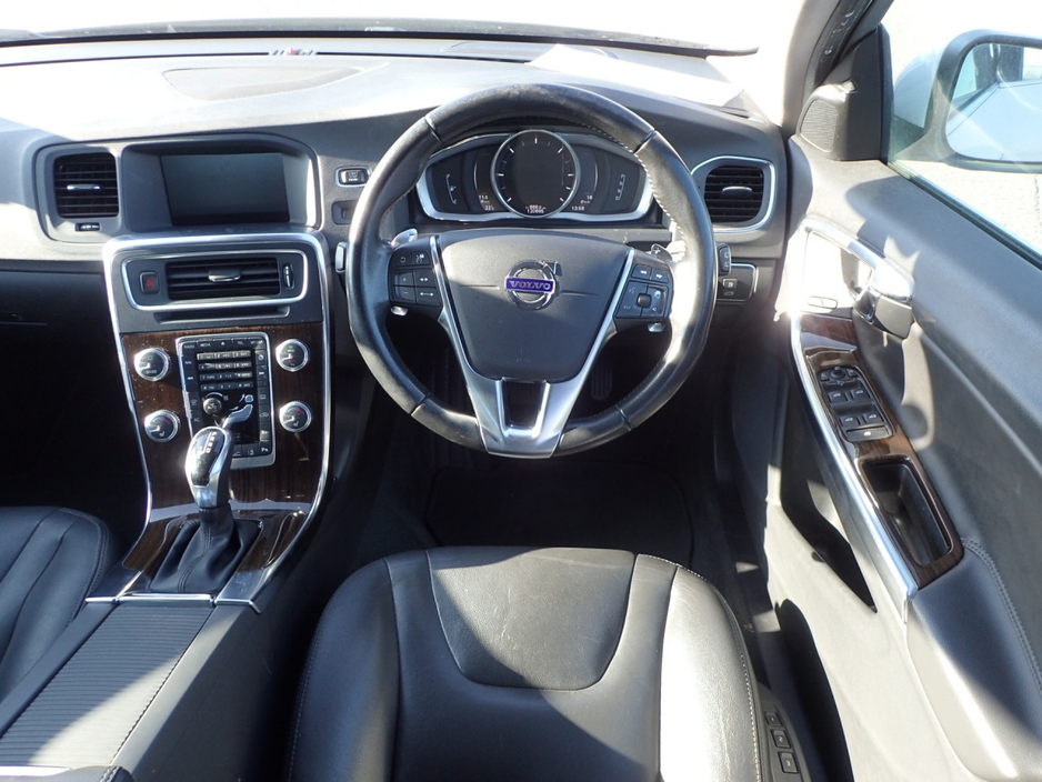 2018 Volvo V60 - image 10