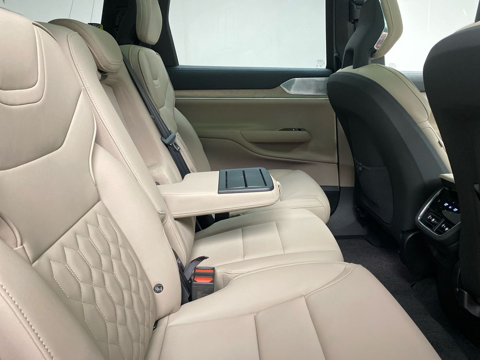 2026 Volvo EX90 - image 25