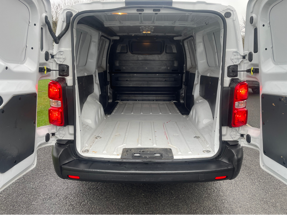 2022 Opel Vivaro - image 6