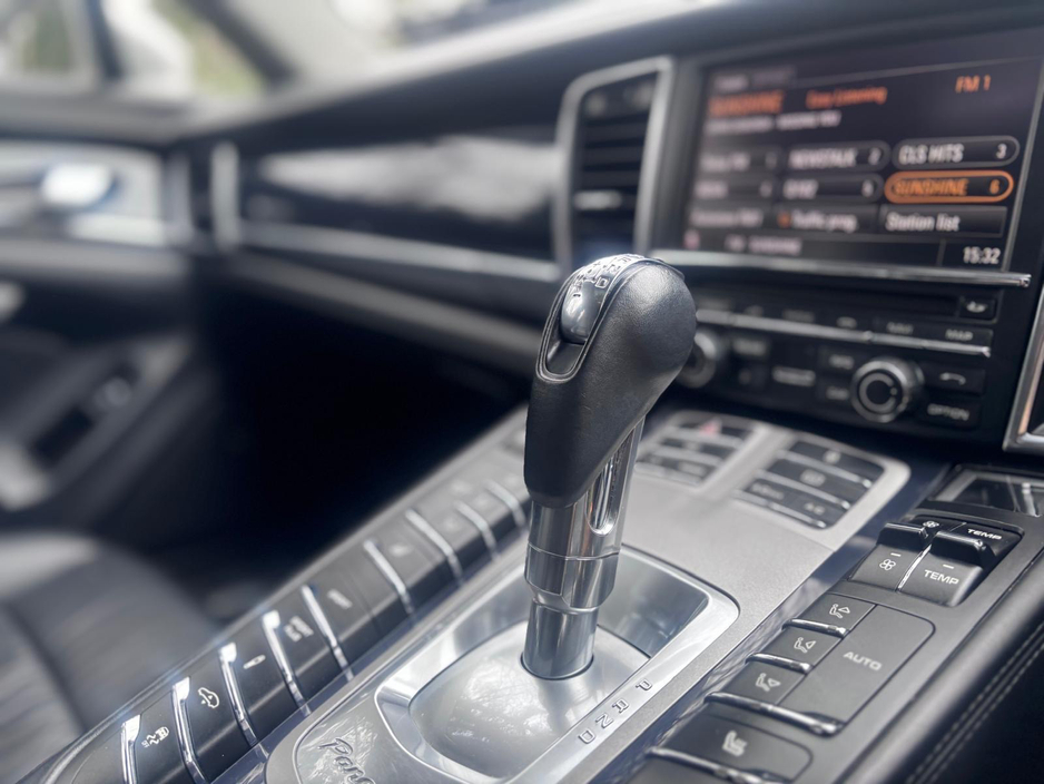 2012 Porsche Panamera - image 21