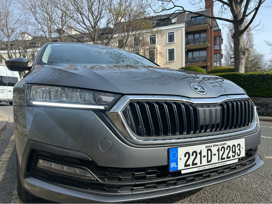 2022 Skoda Octavia - image 3
