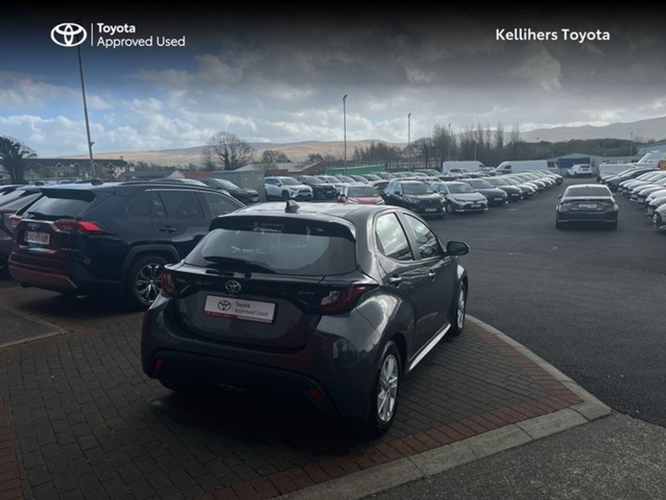 2025 Toyota Yaris - image 2