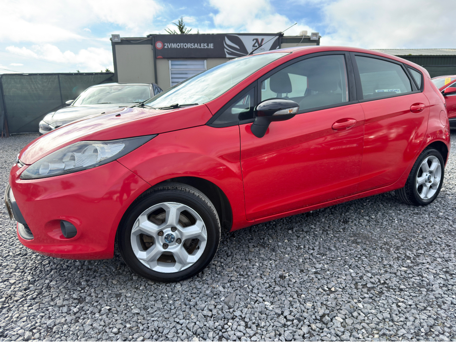 2010 Ford Fiesta - image 2