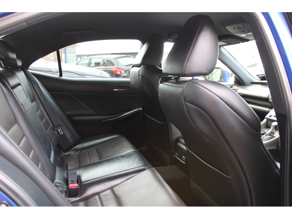 2015 Lexus IS 300 h - image 7
