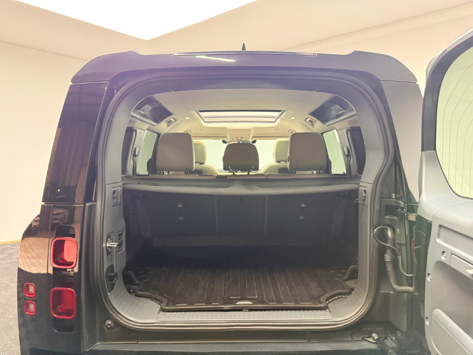 2020 Land Rover Defender - image 10