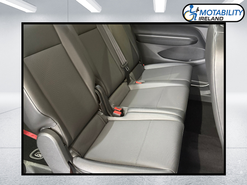 2024 Volkswagen Caddy Maxi Life - image 5