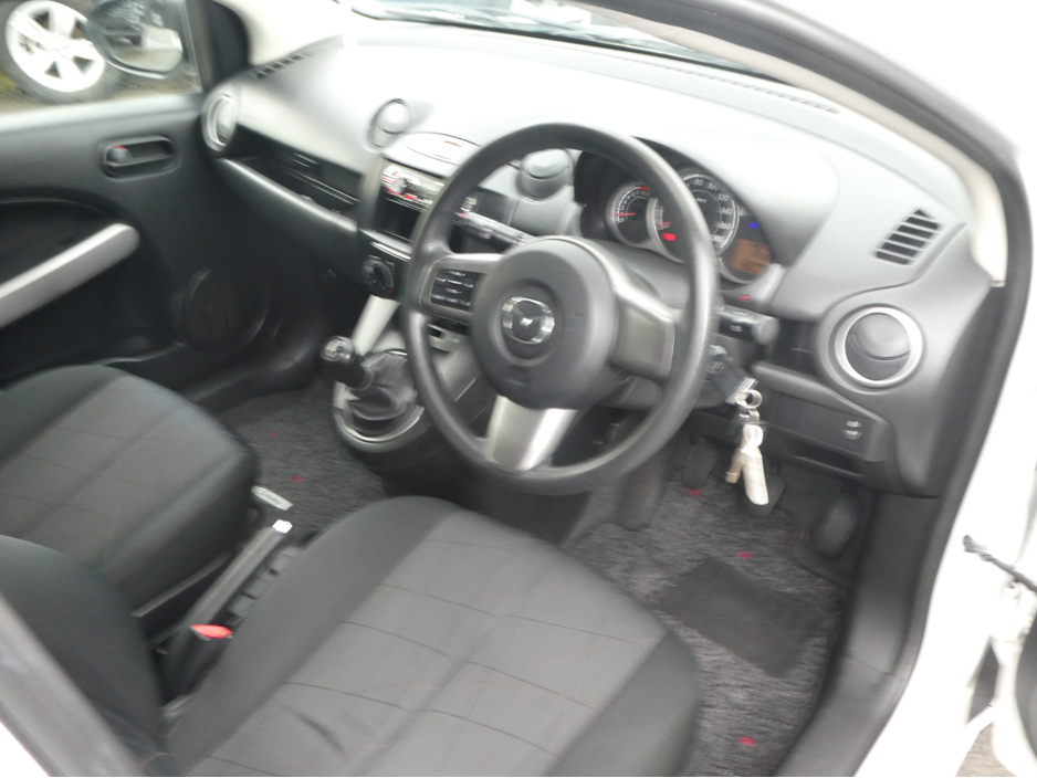 2013 Mazda Mazda2 - image 10