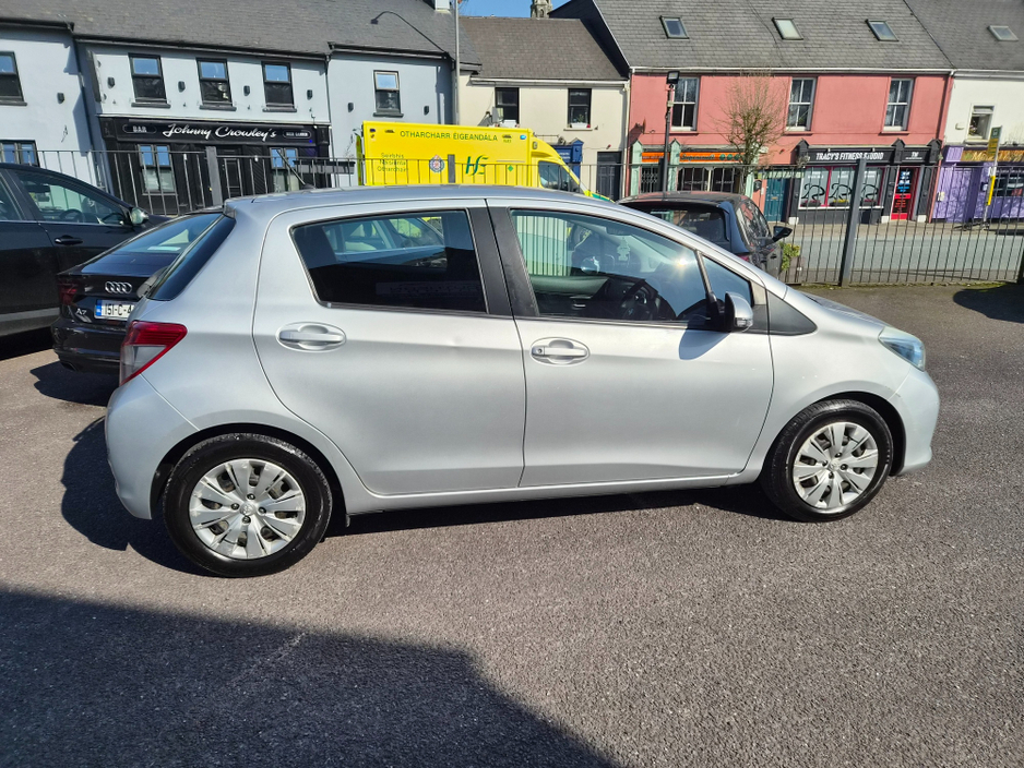 2014 Toyota Yaris - image 7