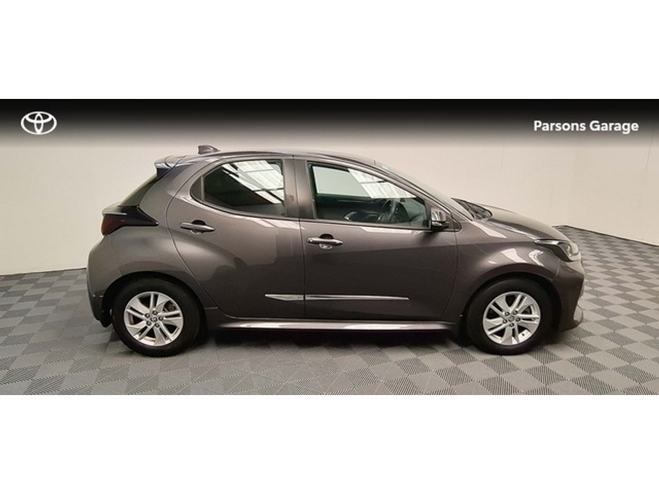 2022 Toyota Yaris - image 3