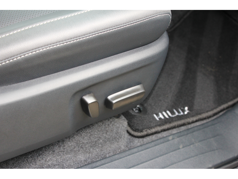 2025 Toyota Hilux Invincible X * Roll cover and bars inc €66,358