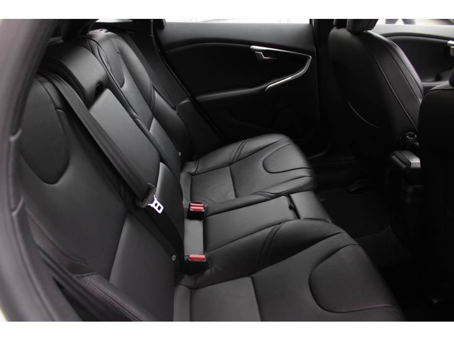 2017 Volvo V40 - image 17