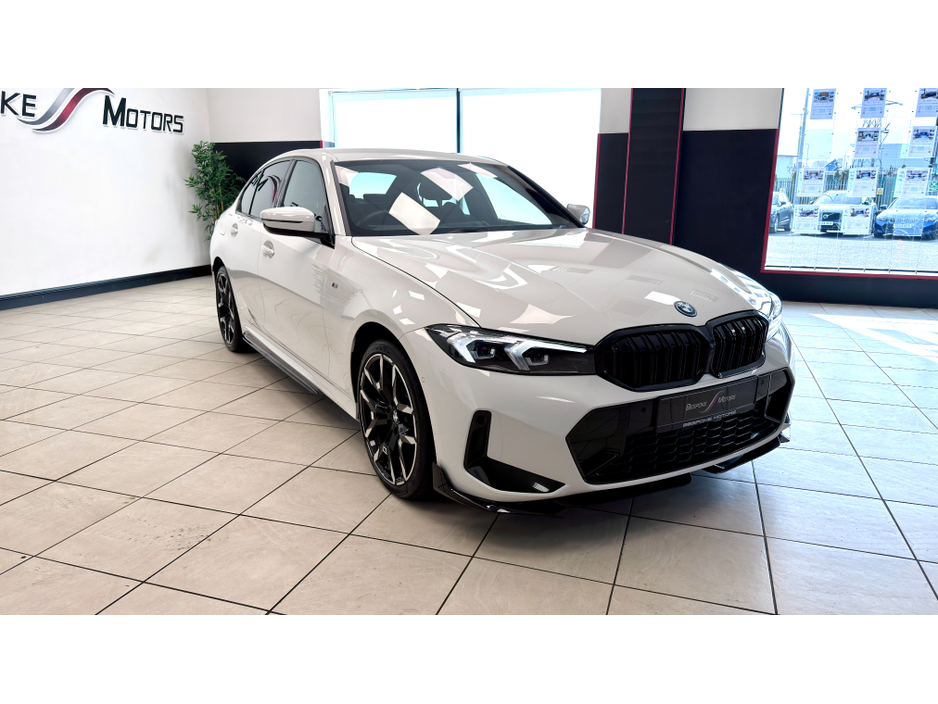 2025 BMW 3 Series - image 29