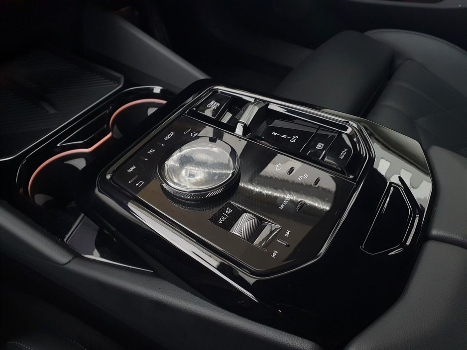 2025 BMW 5 Series - image 10