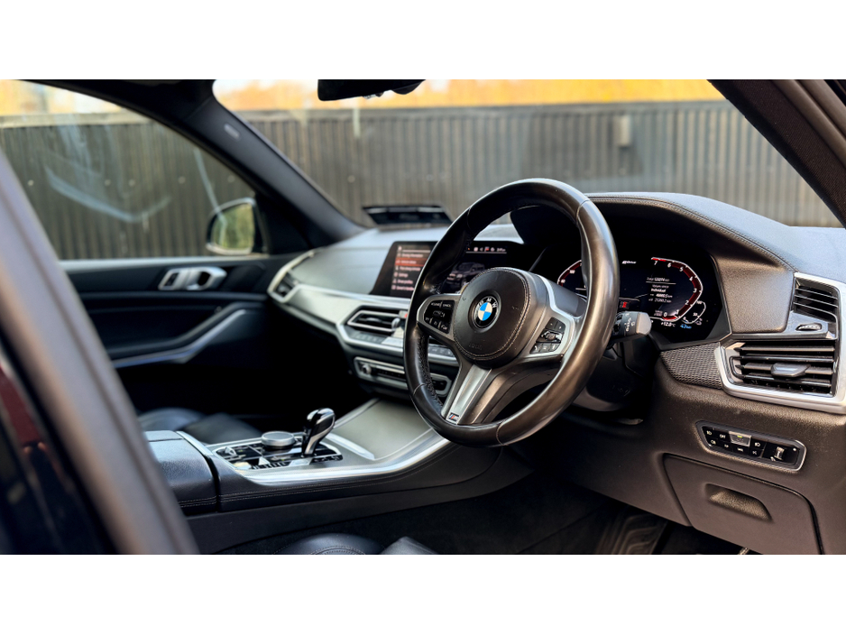 2020 BMW X5 - image 4