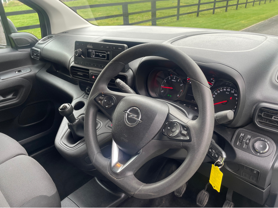 2021 Opel Combo - image 8