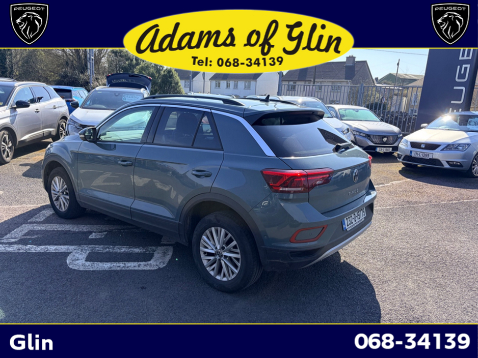 2023 Volkswagen T-Roc - image 2