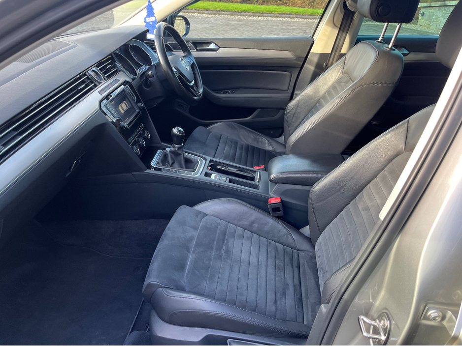 2015 Volkswagen Passat - image 12