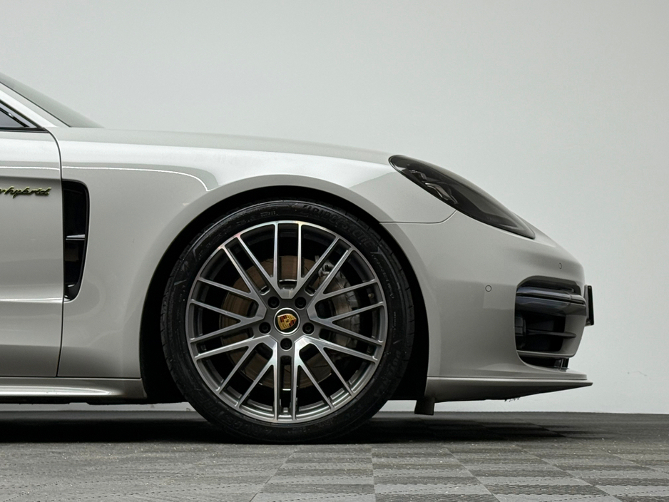 2023 Porsche Panamera - image 9