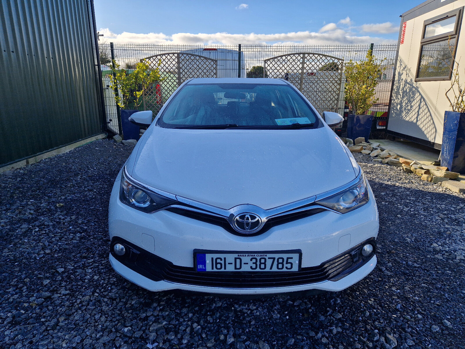 2016 Toyota Auris - image 3