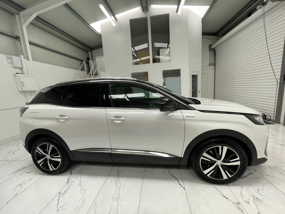 2023 Peugeot 3008 - image 2