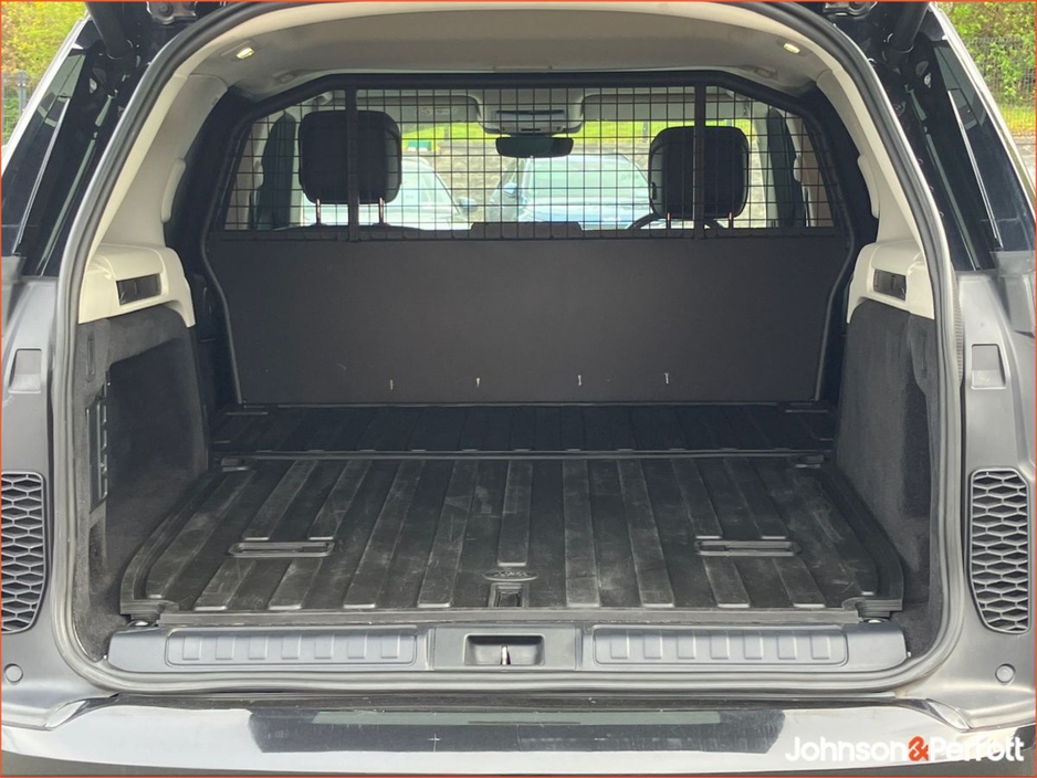 2023 Land Rover Discovery - image 13