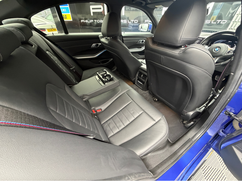 2020 BMW 3 Series - image 12