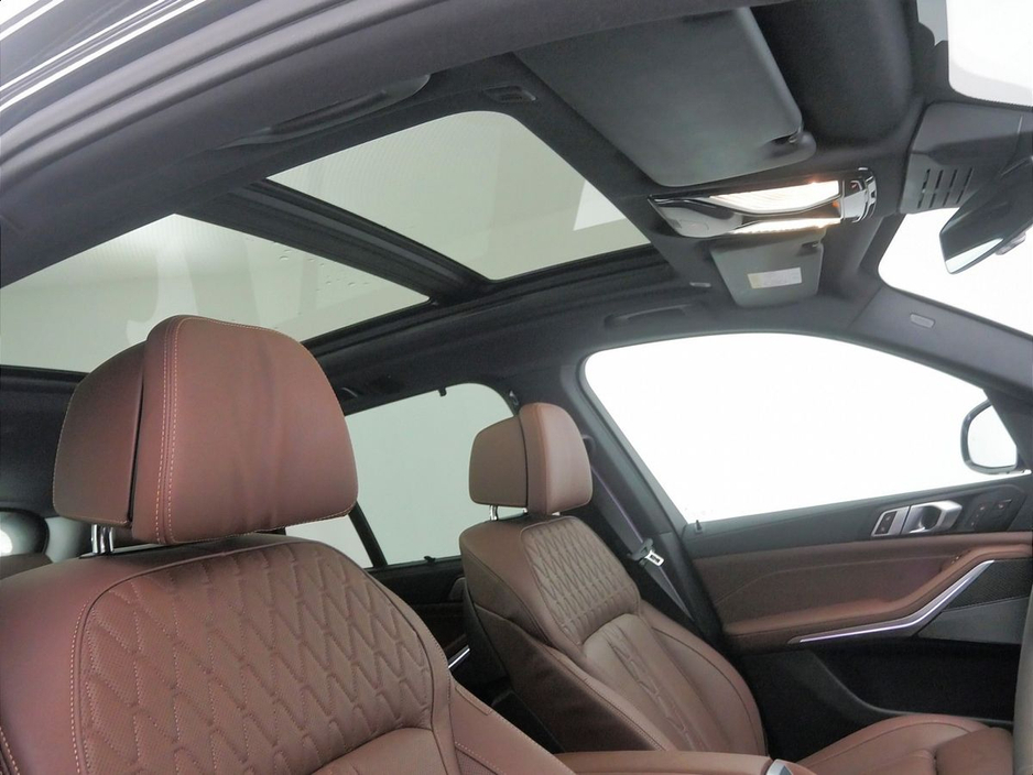 2025 BMW X5 - image 25