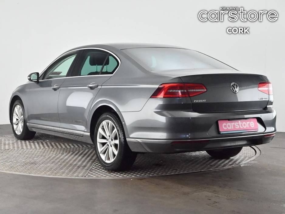 2016 Volkswagen Passat - image 3