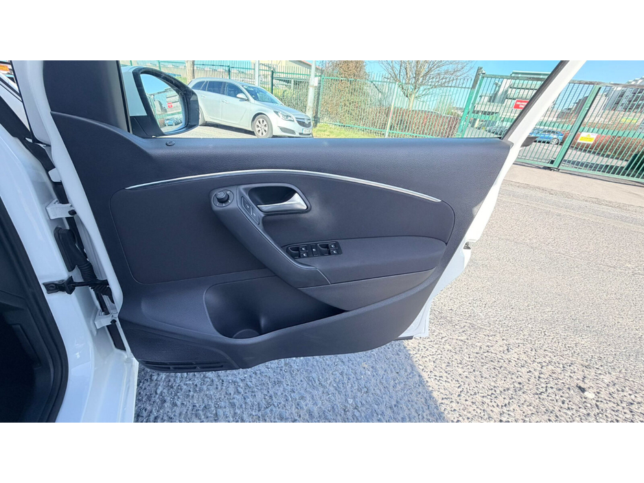 2015 Volkswagen Polo - image 10