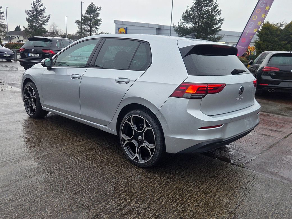 2022 Volkswagen Golf - image 2