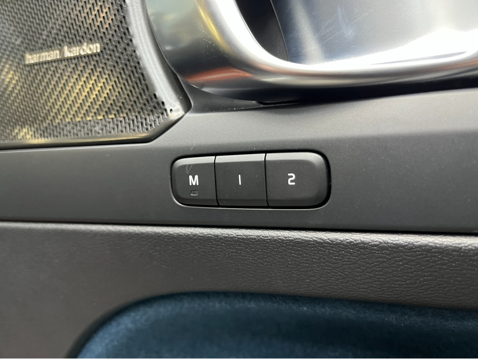 2023 Volvo XC40 - image 15