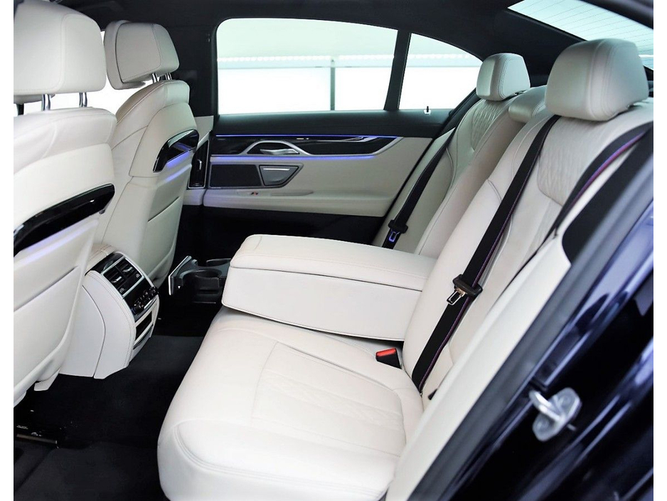 2020 BMW 7 Series - image 15