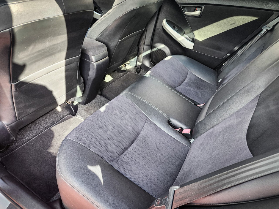 2015 Toyota Prius - image 32