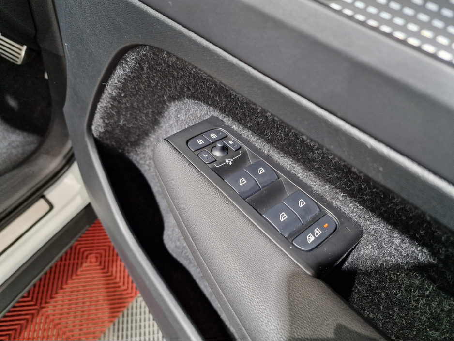 2021 Volvo XC40 - image 28