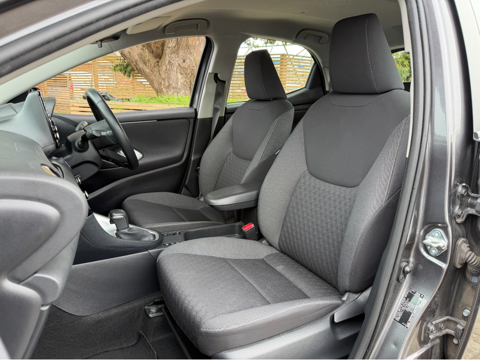 2023 Toyota Yaris - image 28