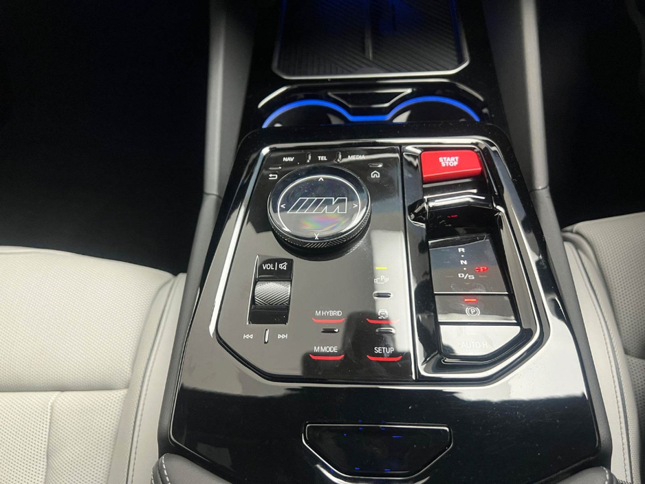 2025 BMW M5 M5 4.4 PHEV 727HP MARINA BAY €127,990