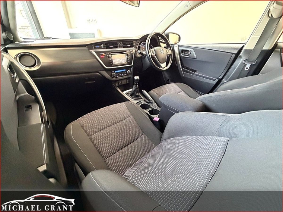 2014 Toyota Auris - image 26