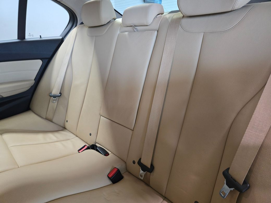 2017 BMW 3 Series - image 10