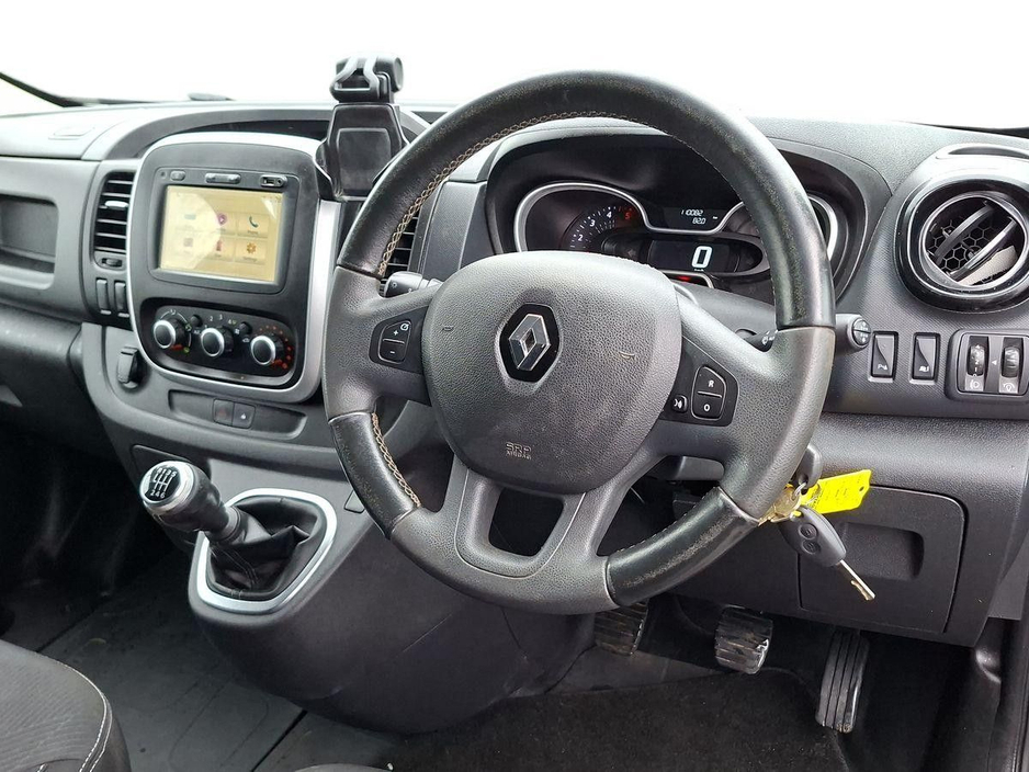 2021 Renault Trafic - image 2