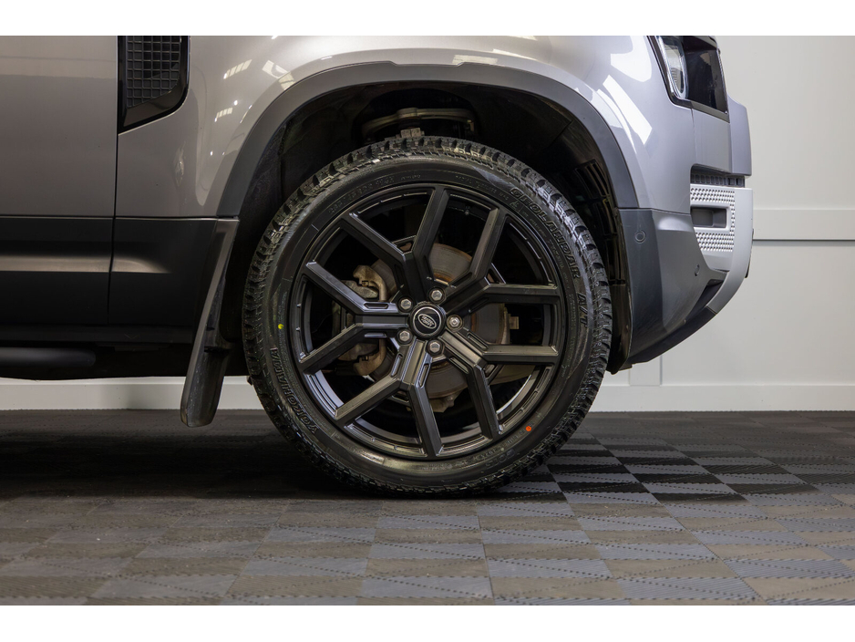 2022 Land Rover Defender - image 7