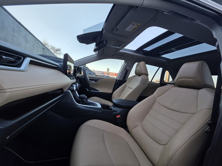 2025 Toyota Rav4 - image 6