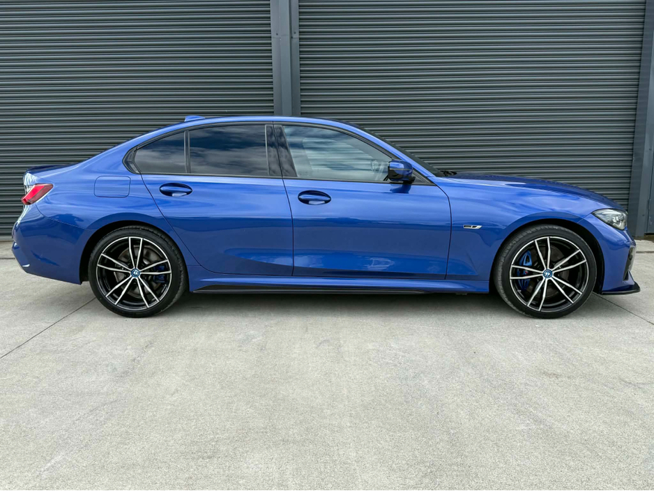 2022 BMW 3 Series - image 3