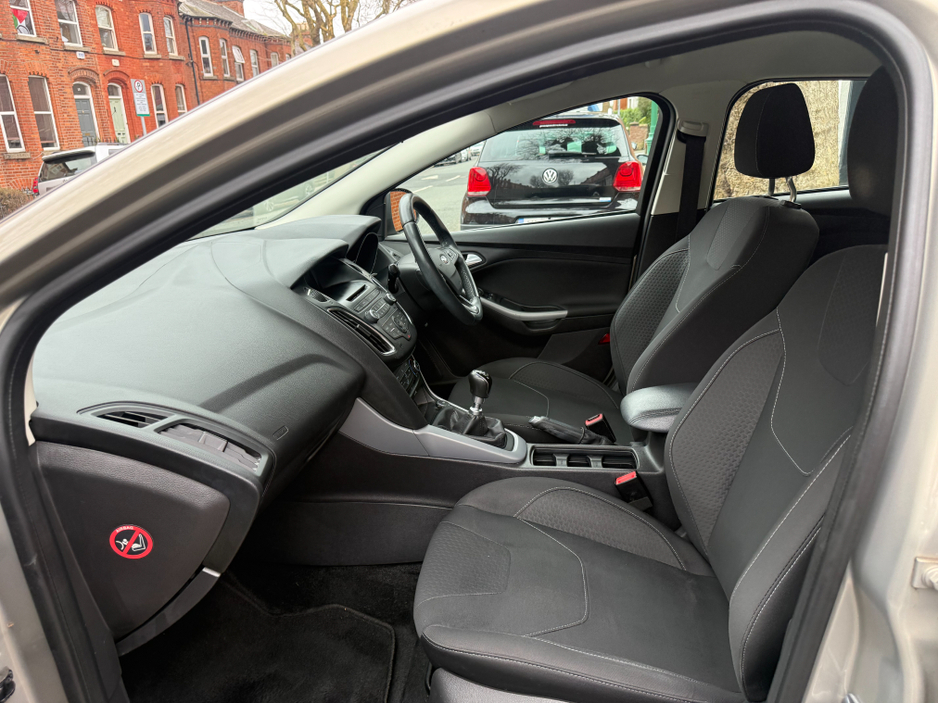 2016 Ford Focus - image 9