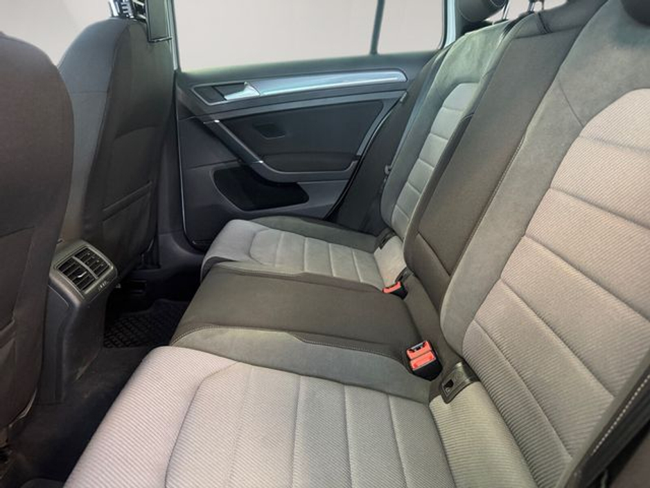 2016 Volkswagen Golf - image 16