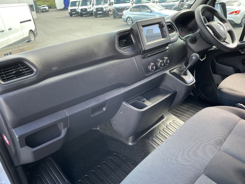 2025 Renault Master - image 19