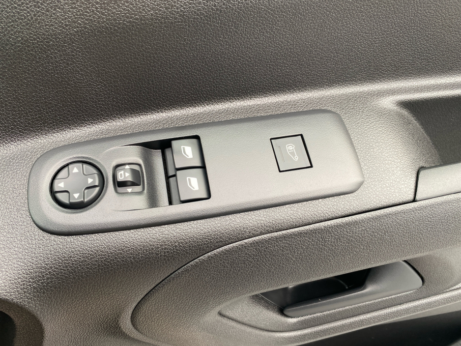 2023 Citroen Berlingo - image 14