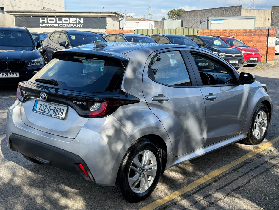 2023 Toyota Yaris - image 9