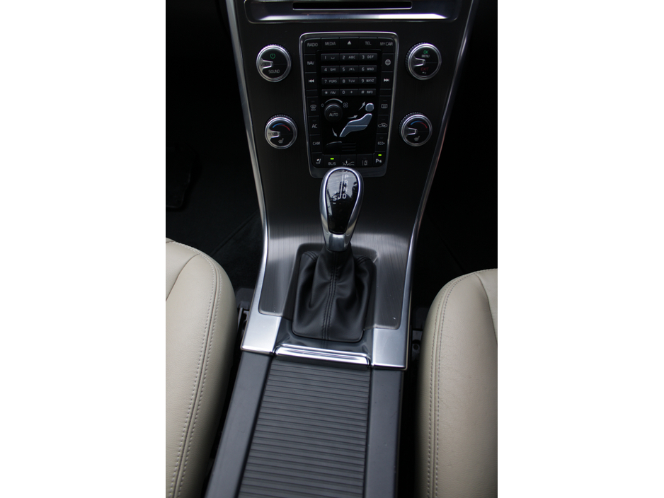 2015 Volvo XC60 - image 13